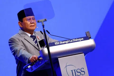 Bakal Presiden Indonesia, Encik Prabowo Subianto, berucap pada Sidang Puncak Keselamatan Asia ke-21 Dialog Shangri-La 2024 (SLD24) di Singapura