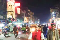 SEOLAH-OLAH TIADA ANCAMAN COVID-19: Para penduduk di kota Islamabad, Pakistan, menjalankan kegiatan harian seperti biasa meskipun negara jirannya, China, telah menutup sempadan bagi mengekang penularan Covid-19.
