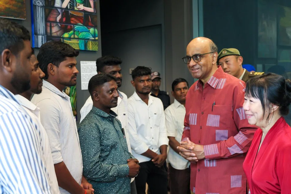 Presiden Tharman Shanmugaratnam (dua dari kanan) dan Cik Jane Ittogi bersama tujuh pekerja migran yang membantu dalam operasi menyelamat semasa kejadian lubang benam di sepanjang Tanjong Katong Road South. Pertemuan tersebut berlangsung semasa Rumah Terbuka Istana Hari Kebangsaan pada 3 Ogos 2025.