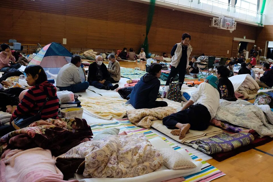 CARI PERLINDUNGAN: Mangsa yang selamat berehat di sebuah sekolah rendah di kampung Nishihara, di wilayah Kumamoto. Ribuan penduduk hilang tempat tinggal dan terpaksa berlindung di tempat perlindungan seperti ini di serata selatan Jepun. 