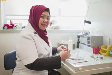 PERLU ADA KESABARAN DAN EMPATI YANG MENDALAM PADA PESAKIT: Sebagai seorang pakar mata palsu, dalam proses pembikinan prostesis mata, Cik Suriya perlu ada banyak kesabaran dan juga empati yang mendalam untuk pesakit yang telah kehilangan daya penglihatan. - Foto SISTEM KESIHATAN UNIVERSITI NASIONAL (NATIONAL UNIVERSITY HEALTH SYSTEM)