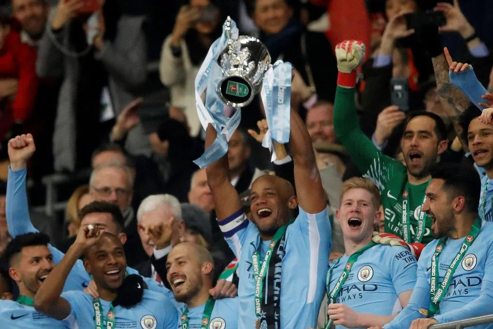 TERUS UNGGUL: Pendahulu Liga Perdana England, Manchester City, membuktikan pasukan mereka boleh terus mengukir lebih banyak kejayaan selepas berjaya menggondol Piala Liga yang dijulang kapten pasukan, Vincent Kompany. - Foto REUTERS 