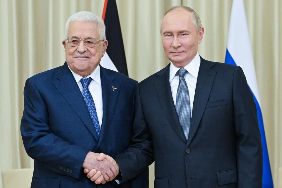 Presiden Russia, Encik Vladimir Putin (kanan), mengadakan perbincangan mengenai perang di Gaza dengan Presiden Palestin, Encik Mahmoud Abbas (kiri), yang sedang melawat Moscow, pada 13 Ogos.