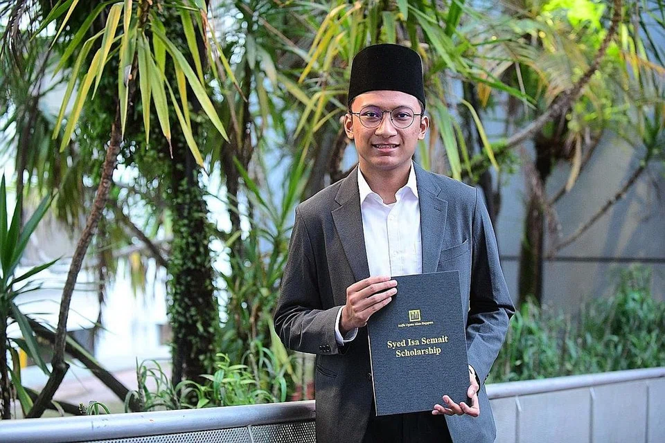 MAHU GUBAL DASAR: Encik Hakeem, yang menerima Biasiswa Syed Isa Semait kelmarin, prihatin dengan isu sosial yang membelenggu masyarakat kontemporari. - Foto MUIS