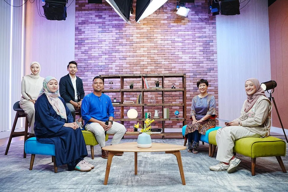 Menteri di Pejabat Perdana Menteri yang juga Menteri Kedua (Kewangan merangkap Pembangunan Negara), Cik Indranee Rajah (dua dari kanan), menerajui perbincangan tentang keluarga di Singapura bersama anggota panel. Mereka terdiri daripada dua pasangan suami isteri, (barisan pertama, dari kiri), Sharifah Fashiha Syed Ali dan Encik Muhammad Aizuddin Maulud; serta (barisan kedua, dari kiri) Cik Mas Erdawisha Muhand Sari dan Encik Muhammad Akmal Syahid Abdul Rahim, bersama hos dan penerbit podcast, Cik Natasha Mustafa.