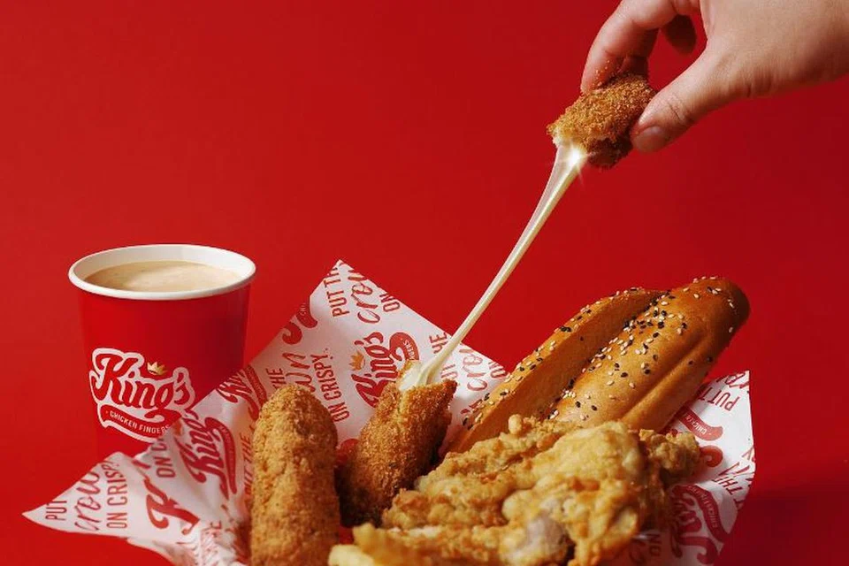Sajian, ‘King’s Chicken’ menawarkan set hidangan dua keping ayam pada harga $13 yang mengandungi dua filet paha ayam yang diperap dalam susu mentega (buttermilk); roti bakar bijan, ‘Buttered Sesame Toast’; kepingan keju mozarela digoreng dengan salutan serbuk roti, ‘Mozzarella Dippers’, kentang goreng potongan ‘crinkle’; sos pencecah ‘King’s Dip’ dan ‘King’s Ranch’; serta minuman. 