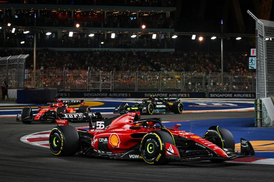 PERTARUNGAN SENGIT: Pemandu Ferrari Carlos Sainz mendahului rakan sepasukan Charles Leclerc dan George Russell dari Mercedes pada awal perlumbaan di litar jalanan Marina Bay pada Ahad. Lebih 260,000  penonton menghadiri Grand Prix Formula Satu (F1) Singapura 2023. 