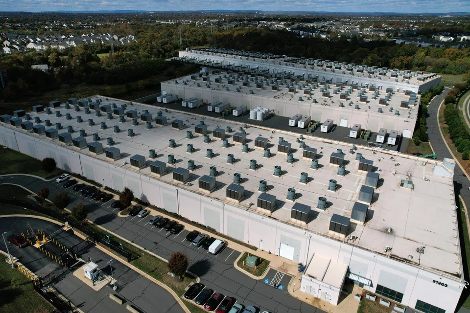 Pemandangan udara Pusat Data Amazon Web Services (AWS) yang dikenali sebagai US East 1 di Ashburn, Virginia, Amerika Syarikat, pada 20 Oktober 2025.