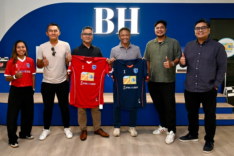 Editor BH, Encik Nazry Mokhtar (tiga dari kiri) berkata kem bola sepak ini merupakan sebahagian daripada usaha BH untuk mendekati masyarakat melalui kegiatan yang memberi manfaat, khususnya kepada generasi muda, sempena sambutan BH70. Bersama beliau (dari kiri) ialah bekas pemain negara, Ernie Sulastri Sontaril, Nazri Nasir, Fandi Ahmad dan pengerusi, Farehan Hussein serta Editor Berita BH, Encik Nazri Hadi Saparin.
