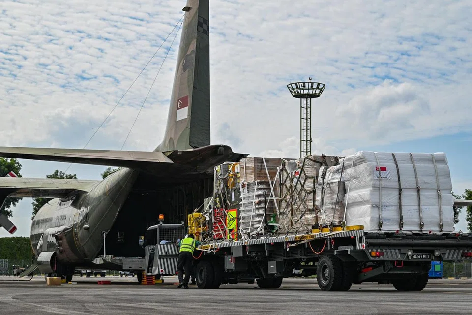 Bekalan kemanusian dimuatkan ke dalam perut pesawat RSAF untuk diterbangkan ke Amman, Jordan. 