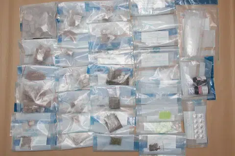 Dadah yang dirampas di unit perumahan di Yishun Street 44, termasuk 975 gram heroin.