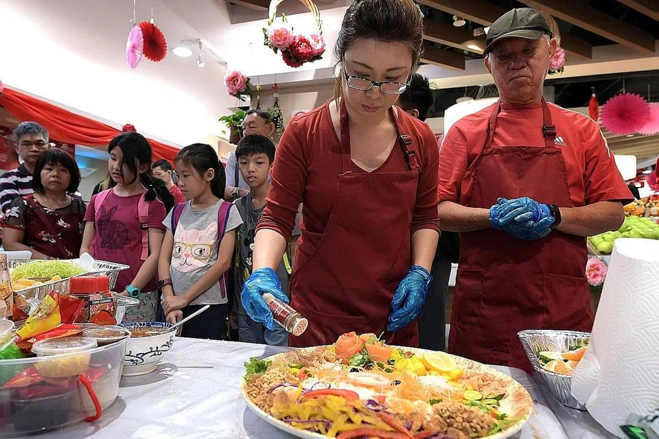 ADAT CINA MAKAN 'YUSHENG': Masyarakat Islam Singapura boleh turut serta sambutan Tahun Baru Cina dan makan 'yusheng'. -Foto fail