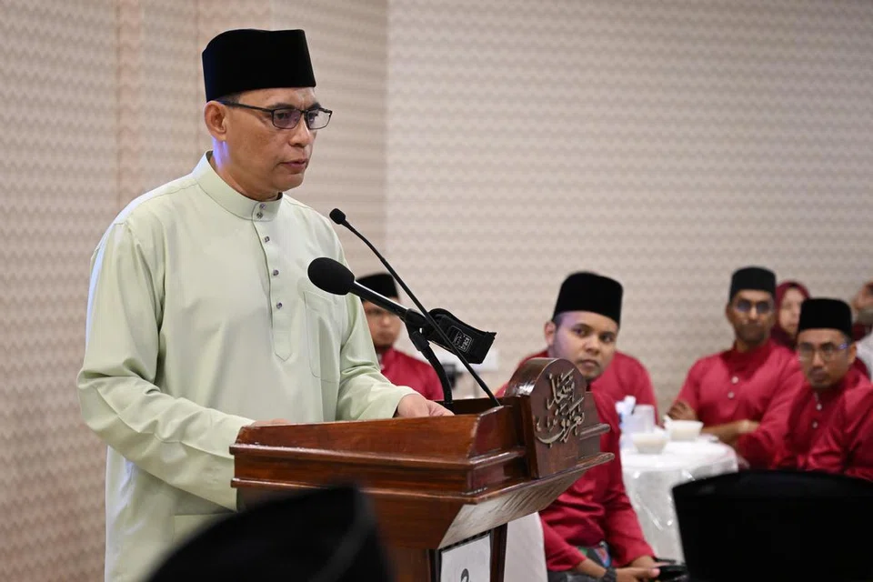 Ketua Eksekutif Muis, Encik Kadir Maideen, semasa acara berbuka puasa yang dihadiri oleh sekitar 1,000 jemaah di Masjid Maarof pada 9 Mac 2025. 