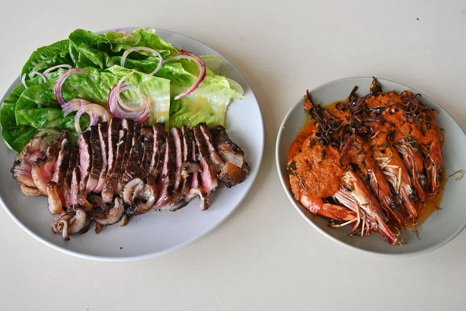 (Dari kiri) Daging ‘striploin’ dan udang harimau dengan mentega lengkuas dan minyak lada putih.