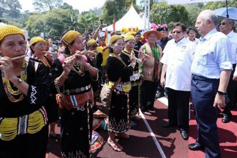 PRIHATIN NASIB WARGA: Datuk Najib (kanan) gesa warga Sarawak supaya menyokong BN dalam Pilihan Raya Negeri Ke-11 demi masa depan cerah.