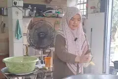 Nor Haslinda menerima bimbingan daripada Amanah Ikhtiar Malaysia (AIM) untuk menghasilkan kerepek pisang di bawah jenama Kerepek Pisang Sedap Alif Ain AA Enterprise.