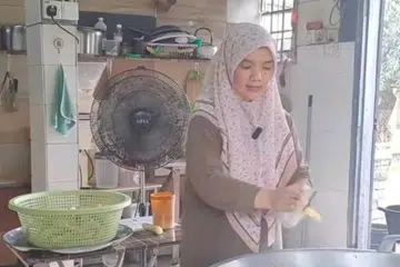Nor Haslinda menerima bimbingan daripada Amanah Ikhtiar Malaysia (AIM) untuk menghasilkan kerepek pisang di bawah jenama Kerepek Pisang Sedap Alif Ain AA Enterprise.