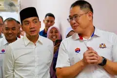 Menteri Besar Johor, Datuk Onn Hafiz Ghazi (kiri), bersama Pengerusi Jawatankuasa Kesihatan dan Alam Sekitar Johor, Encik Ling Tian Soon (kanan), ketika mengadakan lawatan ke Klinik Kesihatan Sultan Ismail.