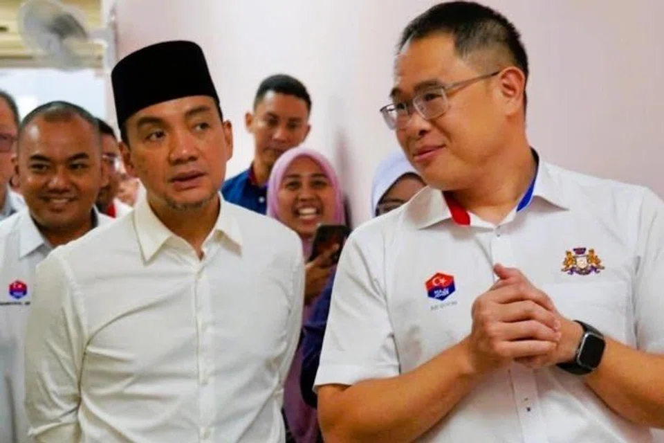 Menteri Besar Johor, Datuk Onn Hafiz Ghazi (kiri), bersama Pengerusi Jawatankuasa Kesihatan dan Alam Sekitar Johor, Encik Ling Tian Soon (kanan), ketika mengadakan lawatan ke Klinik Kesihatan Sultan Ismail.