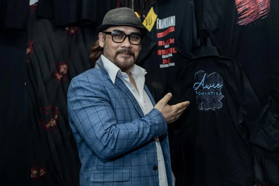 HIBURKAN PEMINAT SAMBIL HENTIKAN FITNAH: Datuk Awie ingin meraikan ulang tahun ke-25 kerjaya seninya sebagai penyanyi solo dengan mengadakan konsert bersejarah 'Awie Romantika' yang menceritakan kisah sebenar di sebalik percintaannya dan putus cintanya dengan pelakon dan penyanyi Erra Fazira. - Foto BH oleh NUR DIYANA TAHA