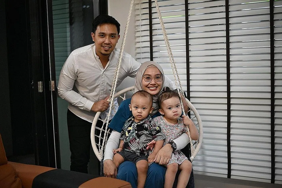 SEMANGAT IBU: Cik Zafirah yang bertugas di barisan hadapan merupakan antara golongan terawal mendapat suntikan vaksin meskipun beliau sedang menyusukan anaknya ketiga itu. Turut menerima suntikan kini ialah suaminya, Encik Hasif Ruzaiwan yang berbuat demikian demi melindungi kedua anak kecil mereka, Hana Zalika, dua tahun dan Ihsan Huzaifah, setahun. - Foto BM ol eh ARIFFIN JAMAR