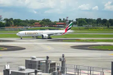 Setiap hari, pesawat akan berlepas dari Lapangan Terbang Changi Singapura pada 3.35 petang ke Phnom Penh dan 1.40 pagi untuk ke Dubai.