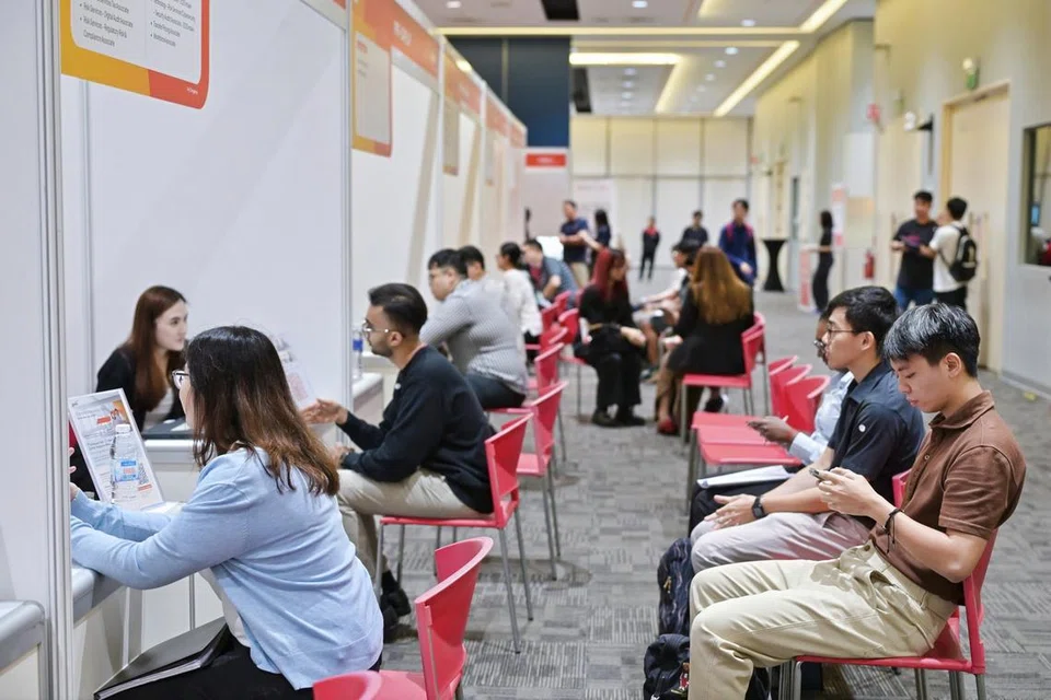 
Pencari kerja muda yang menghadiri temu duga secara langsung di Pameran Kerjaya Siswazah Universiti 2025.