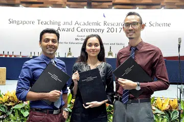 BIASISWA SOKONG PENYELIDIKAN: Cik Amillin dan Dr Izzuddin merupakan antara 38 penerima biasiswa Start MOE yang menyokong kerjaya mereka dalam penyelidikan dan akademik. Cik Amillin akan menyertai program PhD di Universiti Oxford, manakala Dr Izzuddin akan mengikuti program poskedoktoran di Universiti Harvard. - Foto M.O. SALLEH