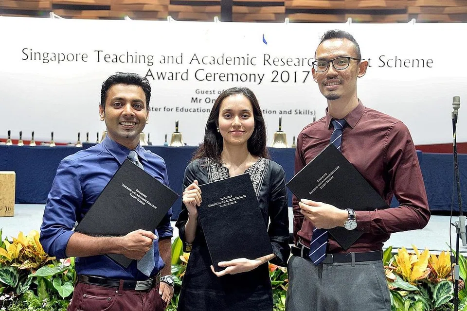 BIASISWA SOKONG PENYELIDIKAN: Cik Amillin dan Dr Izzuddin merupakan antara 38 penerima biasiswa Start MOE yang menyokong kerjaya mereka dalam penyelidikan dan akademik. Cik Amillin akan menyertai program PhD di Universiti Oxford, manakala Dr Izzuddin akan mengikuti program poskedoktoran di Universiti Harvard. - Foto M.O. SALLEH