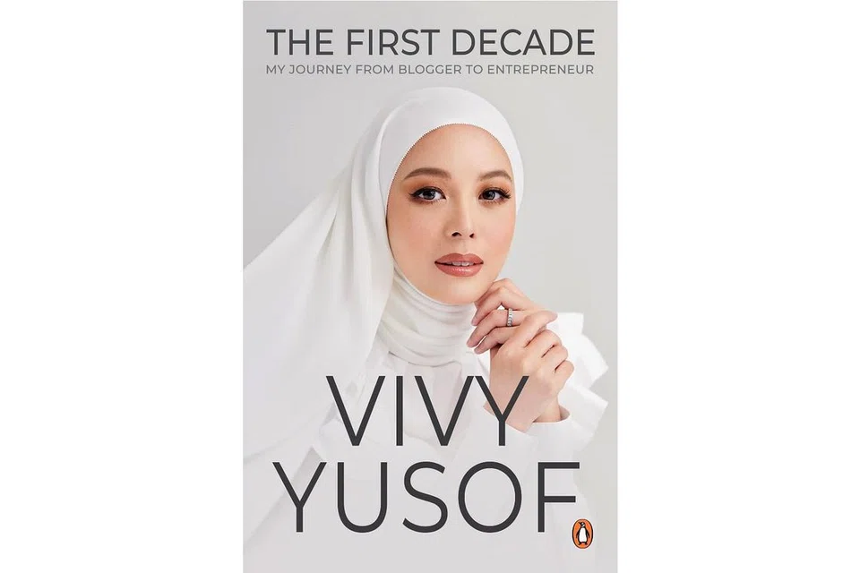 JERIH PAYAH: Cik Vivy Yusof mengakui meskipun di media sosial tampak 'sempurna' apa yang berlaku di sebalik tabir tidak diketahui ramai. Lalu beliau menerbitkan buku (atas) bagi mencurahkan pengalamannya mengharungi laluan berliku dalam dunia niaga. - Foto BM oleh NUR DIYANA TAHA