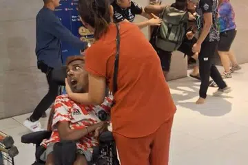 Encik Suresh Vanaz (dengan beg kanvas hijau) cuba menghalang lelaki yang mencabarnya untuk gaduh, daripada memasuki lif. Beliau dicabar apabila mundur keluar dari lif sambil menarik kerusi roda adiknya, Encik Seelan, dan hampir melanggar lelaki itu.