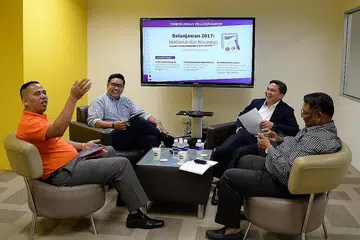 MENGUPAS BELANJAWAN 2017: (Dari kanan) Encik Abdul Akbar Kader, Encik Saktiandi Supaat dan Encik Abdul Samad Abdul Wahab (berbaju jingga), bersama penolong kepada editor Berita Harian/Berita Minggu, Encik Nazri Hadi Saparin, beramah-tamah sebelum perbincangan bermula. - Foto ZAINAL YAHYA