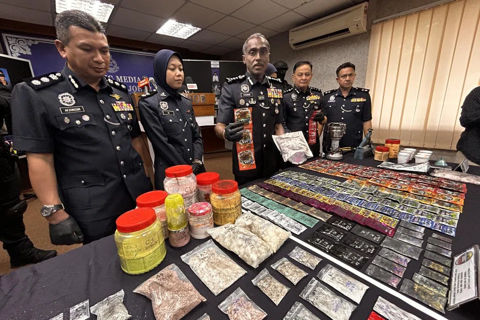 Ketua Polis Johor, Datuk M Kumar (tengah), menunjukkan hasil rampasan dadah pada satu sidang media di Ibu Pejabat Polis Kontinjen (IPK) Johor, Johor Bahru.