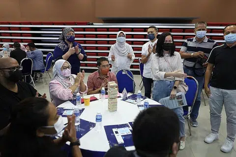 DILENGKAPKAN DENGAN KEMAHIRAN: Dr Maliki bersama peserta Sesi Penglibatan Duta Dian yang akan dilatih di bawah satu inisiatif baru Projek Dian@M3. - Foto PA MESRA