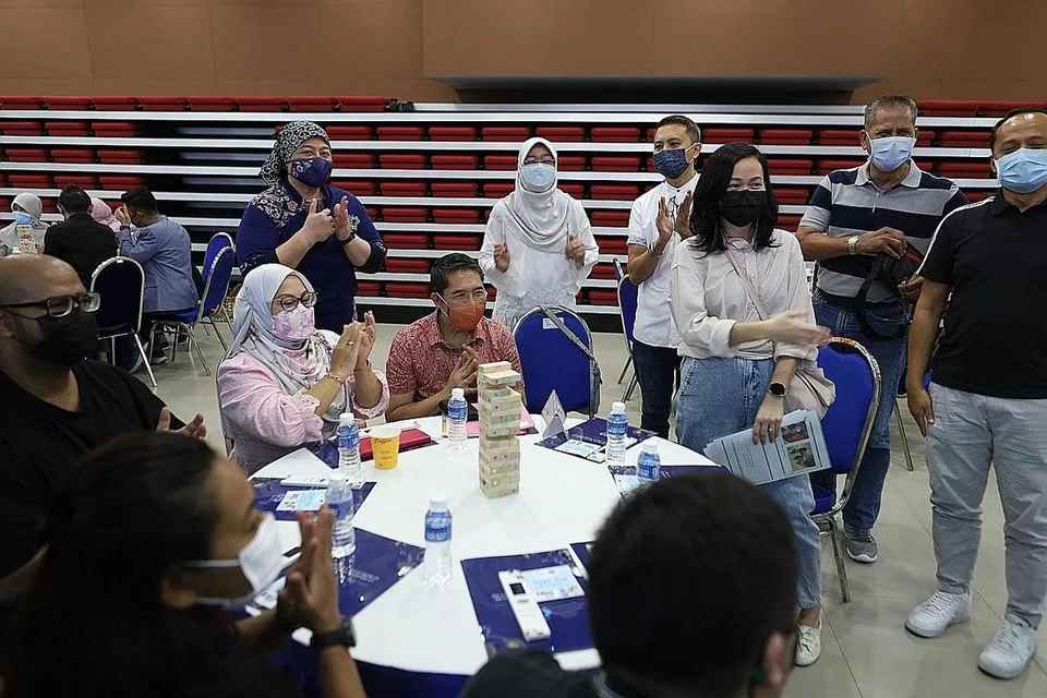 DILENGKAPKAN DENGAN KEMAHIRAN: Dr Maliki bersama peserta Sesi Penglibatan Duta Dian yang akan dilatih di bawah satu inisiatif baru Projek Dian@M3. - Foto PA MESRA