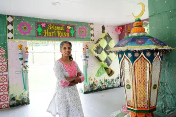 Cik Anitha Tamilmaran, artis bebas, kolong Blok 19 Cantonment Close, hiasan Hari Raya, berasaskan bahan kitar semula