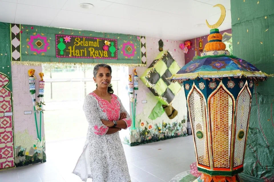 Cik Anitha Tamilmaran, artis bebas, kolong Blok 19 Cantonment Close, hiasan Hari Raya, berasaskan bahan kitar semula