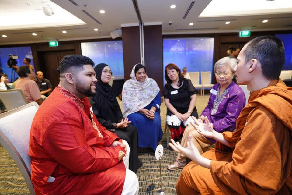 Tetamu yang terdiri daripada golongan berpendapatan rendah, pekerja migran dan penganut pelbagai agama juga menghadiri satu dialog mengenai amalan berpuasa yang dipraktikkan setiap agama.