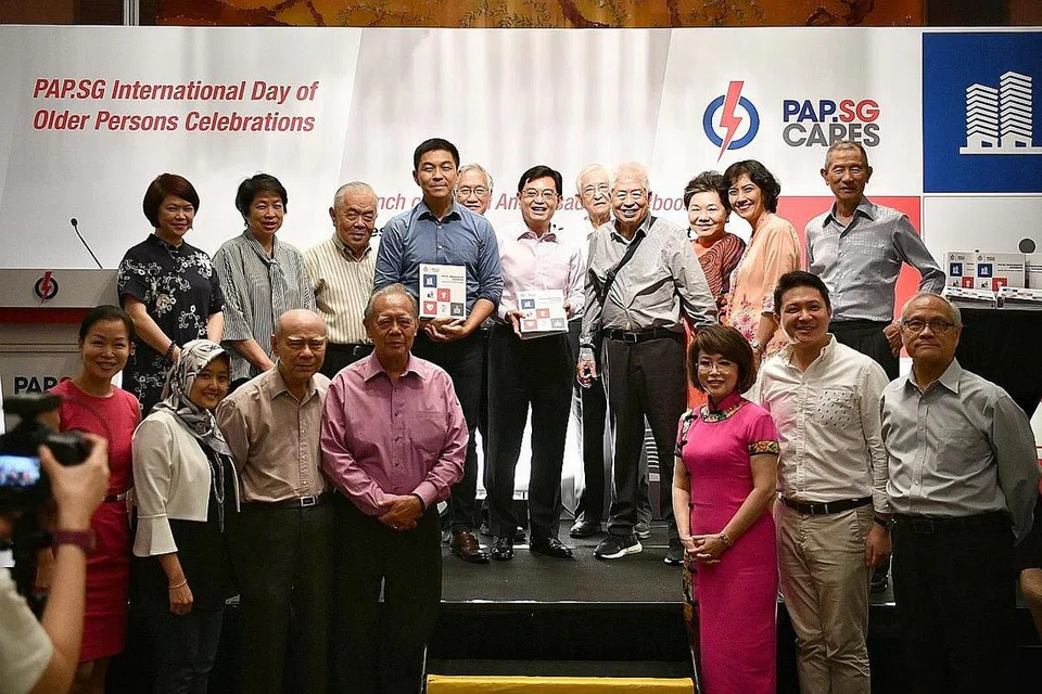 BUKU DILANCARKAN: Encik Heng Swee Keat dan Encik Tan Chuan-Jin bergambar dengan para mantan Anggota Parlimen (AP) dan para AP yang merupakan anggota jawatankuasa eksekutif PAP.SG semasa pelancaran Buku Panduan Duta PAP.SG, di Hotel Miramar semalam. - Foto BH oleh ARIFFIN JAMAR