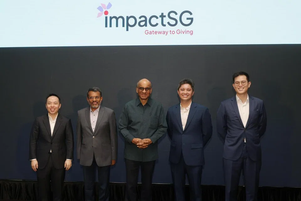 Presiden Tharman Shanmugaratnam (tengah), bersama (dari kiri) Pengasas Bersama ImpactSG, Dr Daniel Lim Yew Mao; Pengerusi ImpactSG, Encik Ravi Menon; dan Pengasas Bersama ImpactSG, Encik Edmund Twohill dan Encik Kwee Ker Fong, semasa pelancaran logo terbaru ImpactSG yang diadakan di Galeri Nasional Singapura pada 21 November.