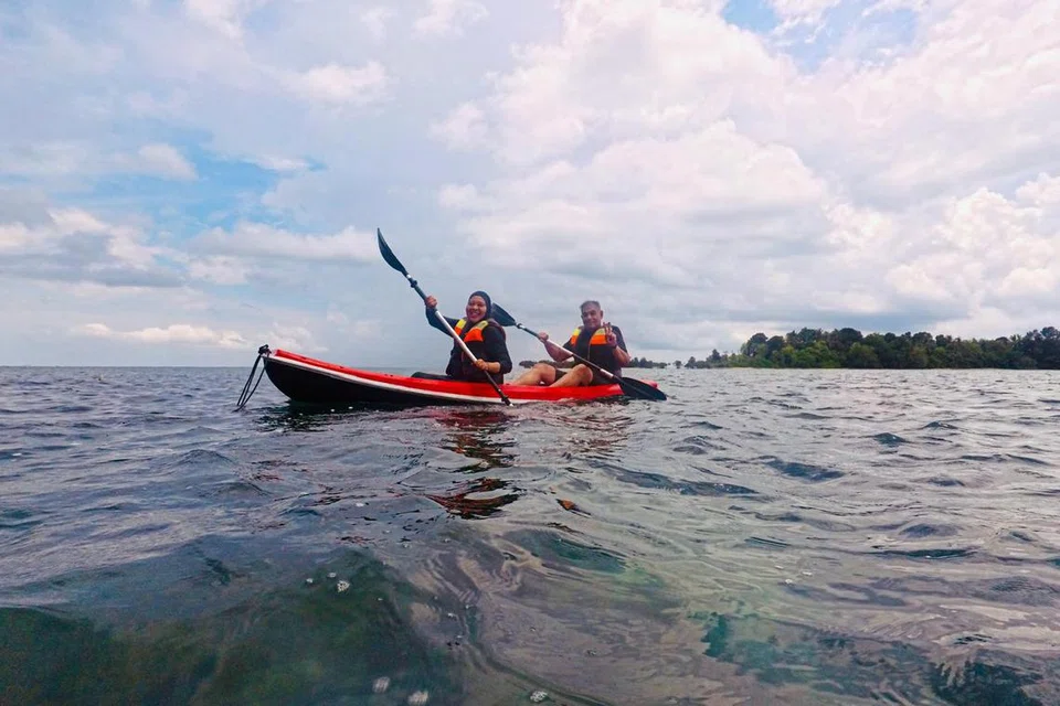 Cuaca yang baik membolehkan kami menikmati aktiviti kayak yang disediakan oleh pengendali snorkel. 