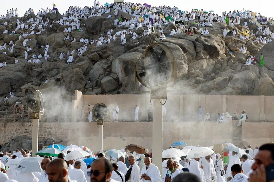 Jemaah Haji berkumpul di Jabal Rahmah di Padang Arafah ketika menunaikan ibadah Haji tahunan di luar kota suci Makkah, Arab Saudi pada 26 Mei 2026.