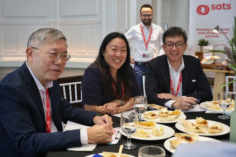 (Dari kiri) Ketua Katering Bukan Penerbangan Sats, Encik Lee Cher Heng; Ketua Inovasi dan Pembangunan Produk Sats, Cik Jean Sin, dan Ketua Komunikasi Strategik Kumpulan Sats, Encik David Boey, semasa satu sesi uji rasa yang diatur khas untuk media di Sats Global Innovation Hub yang terletak di Old Parliament House pada 13 Februari.