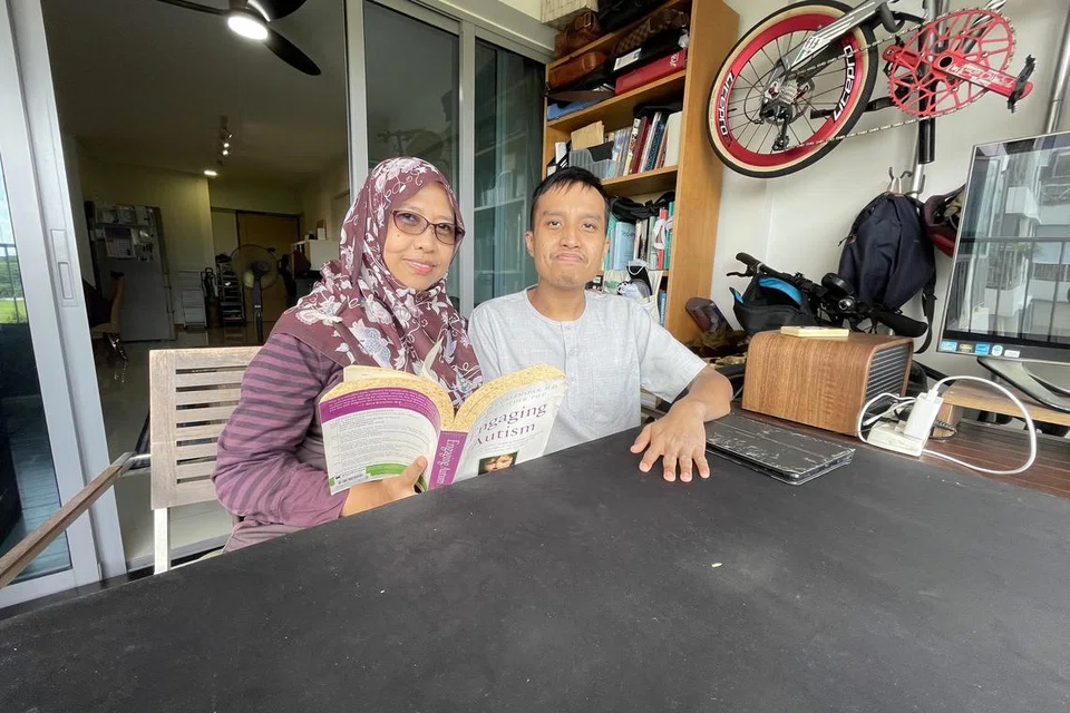 RASA BANGGA: Cik Nurliza Amin sentiasa mempercayai kebolehan anaknya, Encik Faezin Yasin, dan berasa bangga anaknya itu dapat menyumbang kepada tenaga kerja Singapura.