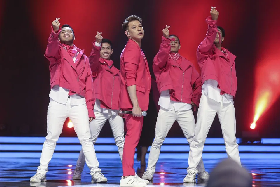 ‘OPPA’ BERDANSA: Bagaikan bintang K-Pop yang ligat menari, Hady Mirza (tengah), menawan perhatian juri dan penonton dengan persembahan yang rancak dan mempesona sambil mendendangkan lagu Hael Husaini, ‘Hati’.