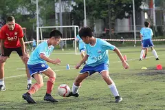 LATIHAN: Pengarah Akademi Bola Sepak Lion City Sailors Luka Lalic memperhatikan sesi latihan pemain muda. Lion City Sailors mengumumkan rancangan membina pusat latihan baru menjelang 2022. - Foto fail