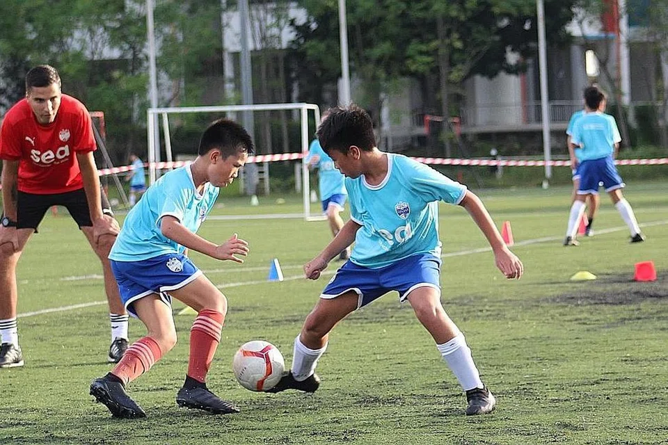 LATIHAN: Pengarah Akademi Bola Sepak Lion City Sailors Luka Lalic memperhatikan sesi latihan pemain muda. Lion City Sailors mengumumkan rancangan membina pusat latihan baru menjelang 2022. - Foto fail