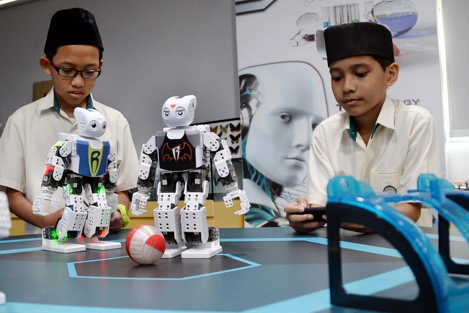 MAKMAL MADRASAH: Murid Madrasah Irysad memanfaatkan Makmal Sains, Teknologi, Kejuruteraan dan Matematik (Stem) di sekolah mereka untuk belajar, antara lain, mengenai robot.