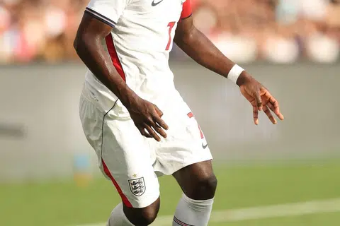 Walaupun tahap kecergasannya menjadi tanda tanya akibat kecederaan otot Achilles, Bukayo Saka menegaskan kepada agensi berita ESPN pada 15 Jun bahawa beliau kini berada pada tahap terbaik, sama ada dari segi fizikal mahupun mental, menjelang aksi pembuka tirai menentang Croatia.
