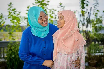 HARUNGI CABARAN JAGA IBU, JAGA DIRI: Cik Salinah Kader (kiri) menjaga ibunya, Cik Naemah Jumadan, yang menghidapi demensia. Dalam kesukaran menjaga ibunya, Cik Salinah juga terpaksa berdepan dengan realiti beliau pernah disahkan menghidap barah buah dada pada 2018. - Foto BH oleh NUR DIYANA TAHA